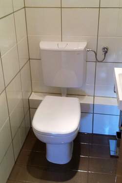 Fliesenlackierung WC Wand und Boden (4)