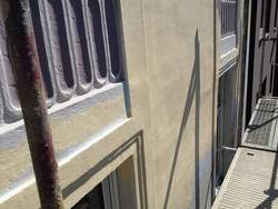 Auf Spachtelung erfolgt Fassaden-Oberflächenangleichung mit Strukturbeschichtung (1)
