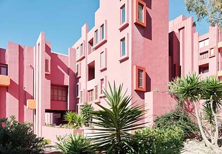 Bild "info:ricardo-bofill-6-aussen-la-muralla-roja.jpg"