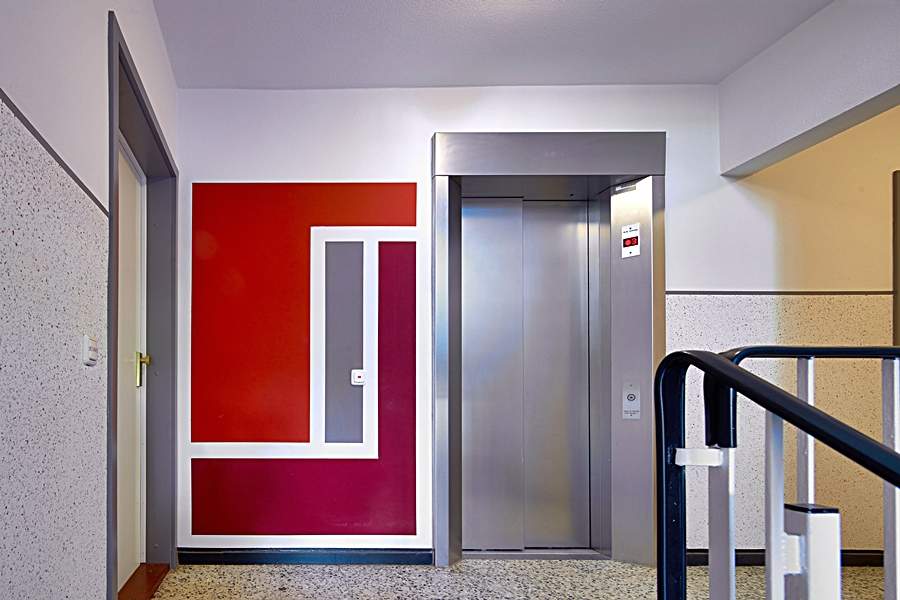 Bild "kompendium:treppenhausgestaltung-farbspiel-900.jpg"